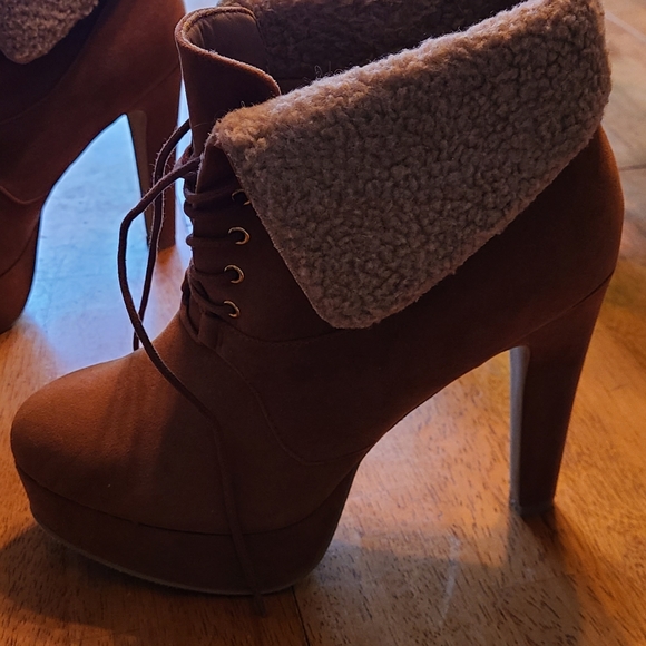 rue 21 etc, fashion high heel lace up ankle boots, size 10, tan with fur trim - Picture 3 of 7
